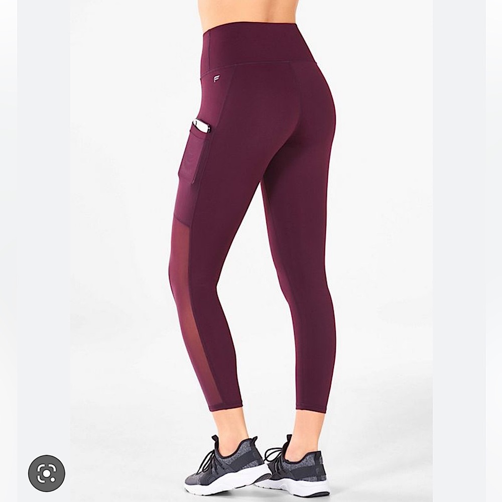Fabletics - High-Waisted Mesh Powerhold Capri - size S